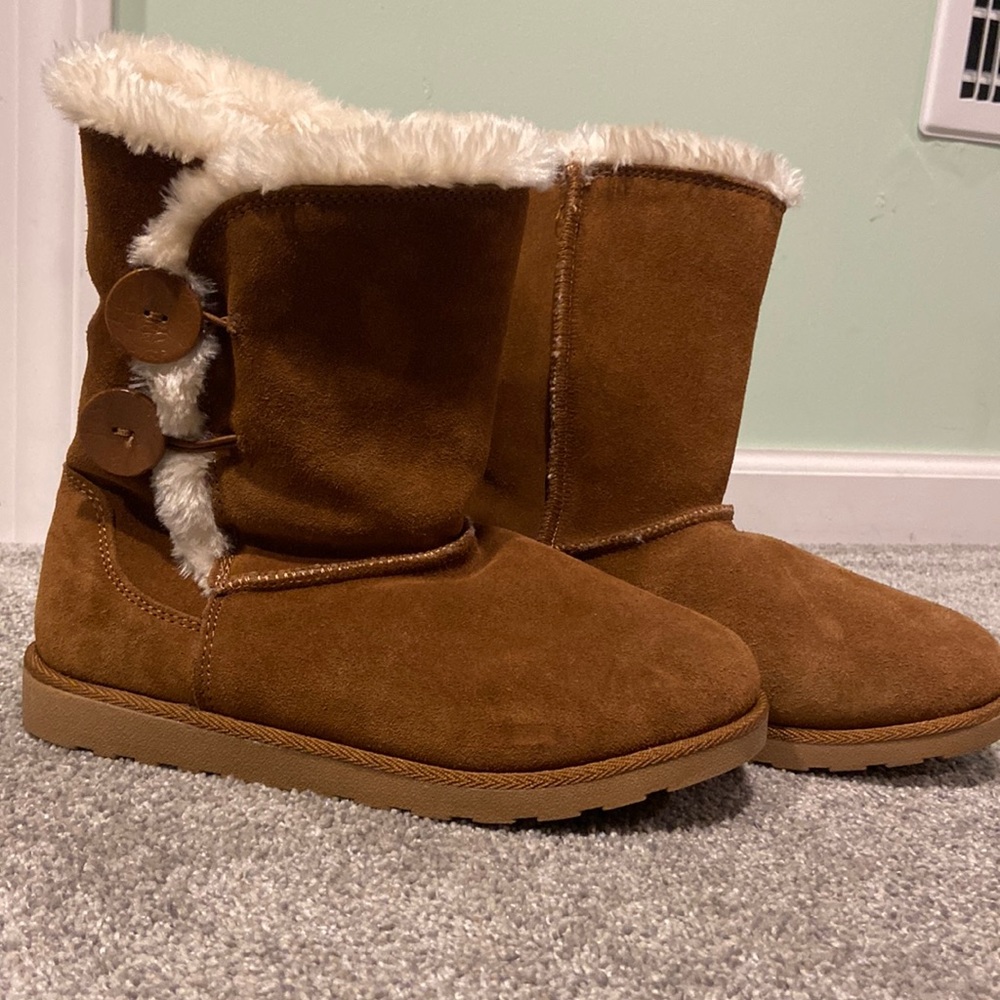 Never worn SO faux fur lined boots size 7